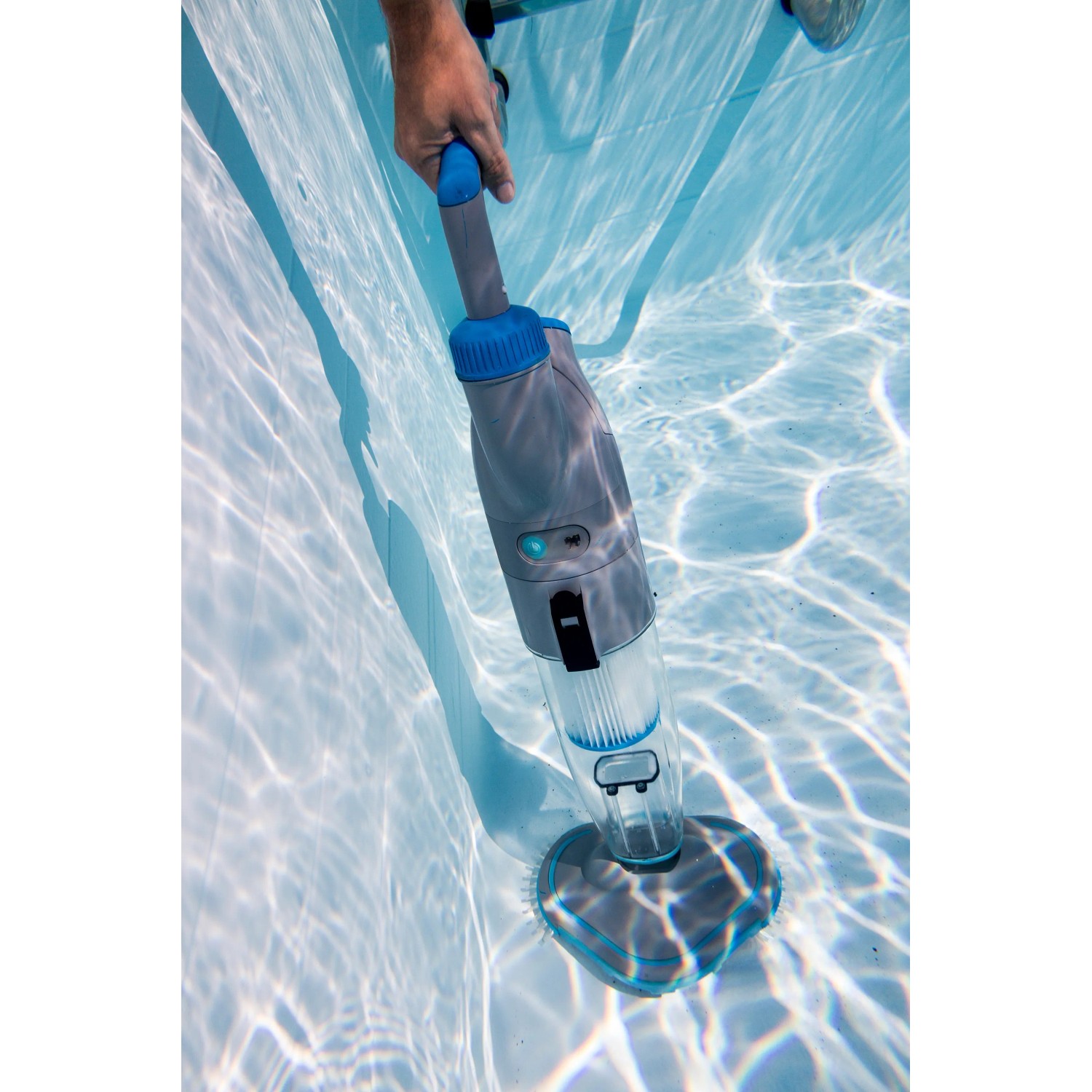 Gre Akku-Poolsauger Action Vac im Einsatz unter Wasser. Kabelloser Poolsauger für Pools und Spas.