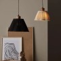 Zwei PR Home Siv Pendelleuchten: eine schwarze und eine helle, mit plissiertem Schirm und Holzdetails.
