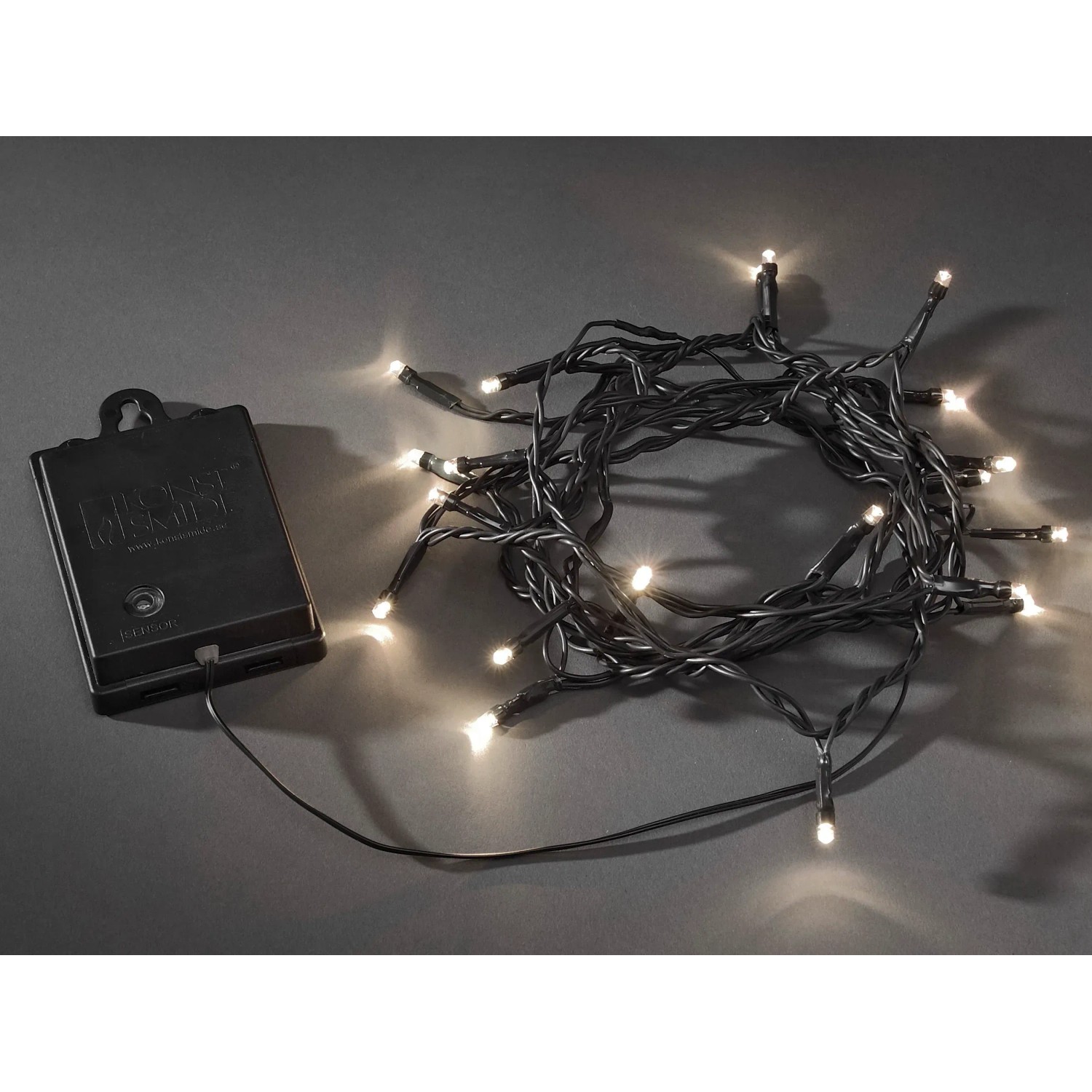 Konstsmide LED Lichterkette mit 20 warmweißen LEDs und schwarzem Kabel für innen und außen.