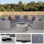 Graue Poly-Rattan Lounge-Garnitur mit Polstern und Kissen vor Pool. Gartenmöbel Set mit Tisch.