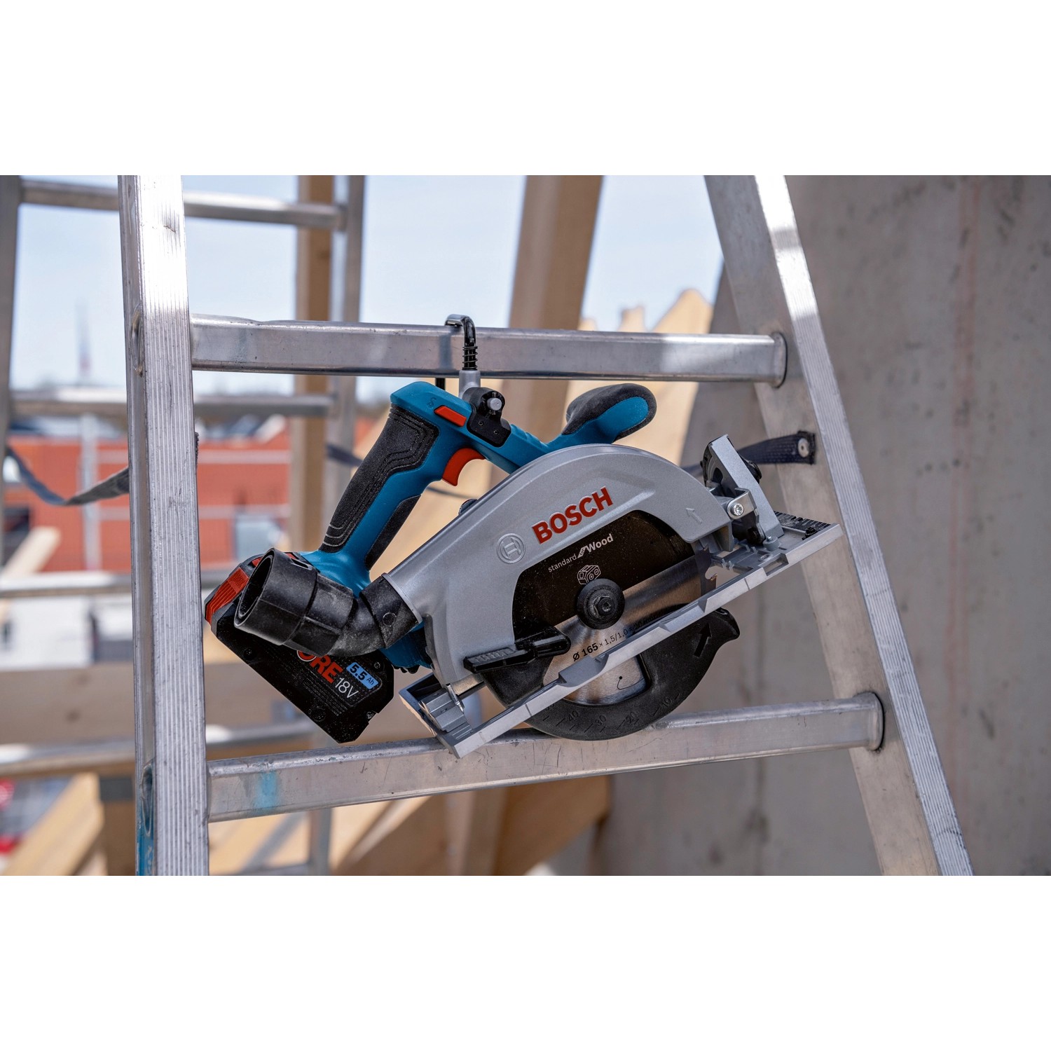 Bosch Professional GKS 18V-57-2 L Akku-Handkreissäge auf einer Leiter, blau-silber.