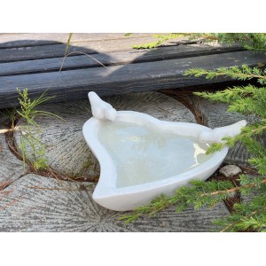Weiße Orbis Tränke aus Beton mit Vogel-Dekor für den Garten.