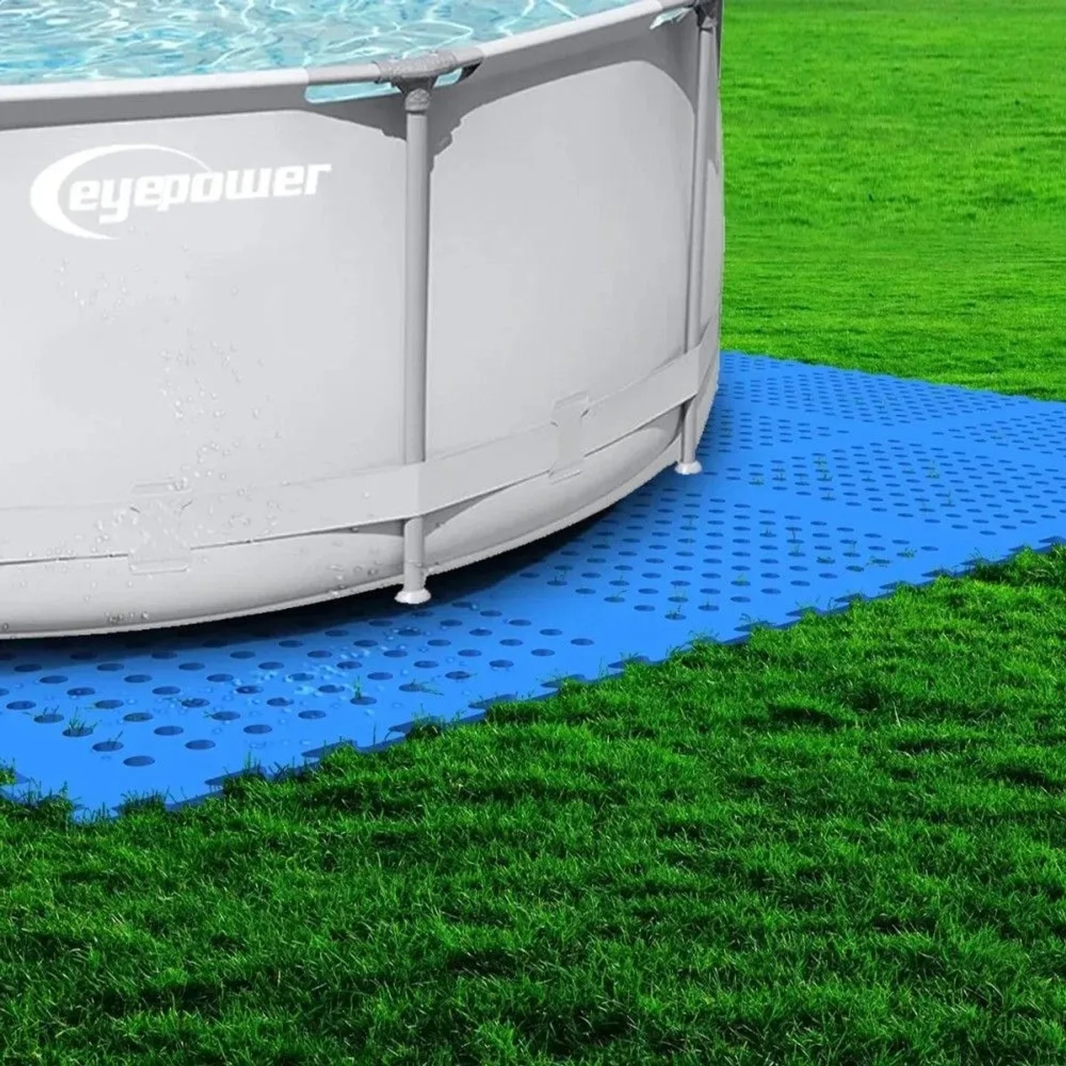 Blaue eyepower Poolmatte als Bodenschutz unter einem runden Gartenpool auf grünem Rasen.