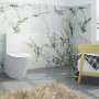 Glasdeals Stand-WC mit Spülkasten und SoftClose Sitz BTWS-6012 vor Marmorwand.