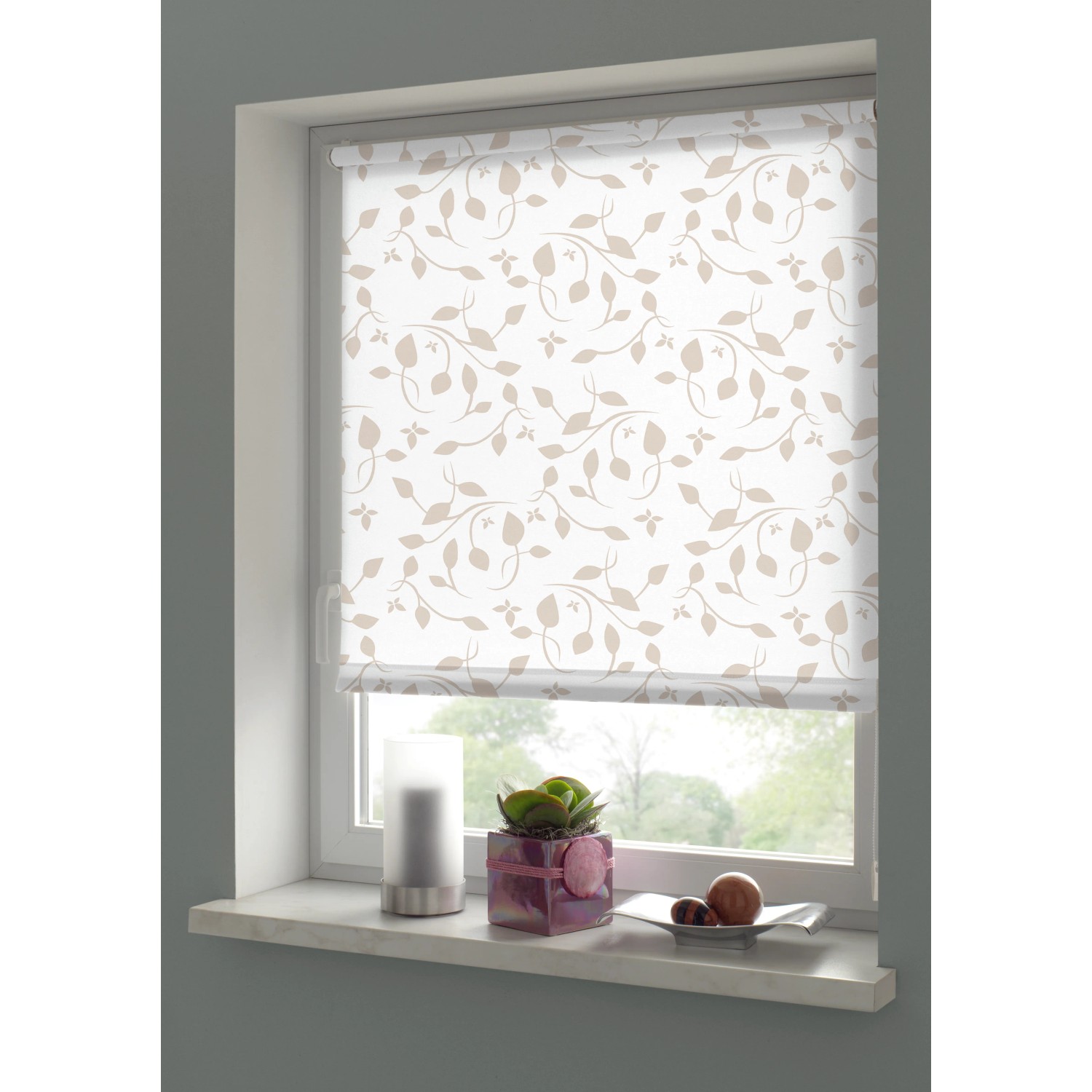 Gardinia EasyFix Rollo Scandinavian, 120x150 cm, weiß-natur mit Blätter-Muster, am Fenster.
