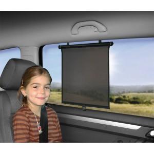 OkCars Sonnenschutzrollo, schwarz, am Seitenfenster eines Autos mit Kind.