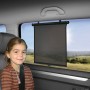 OkCars Sonnenschutzrollo, schwarz, am Seitenfenster eines Autos mit Kind.