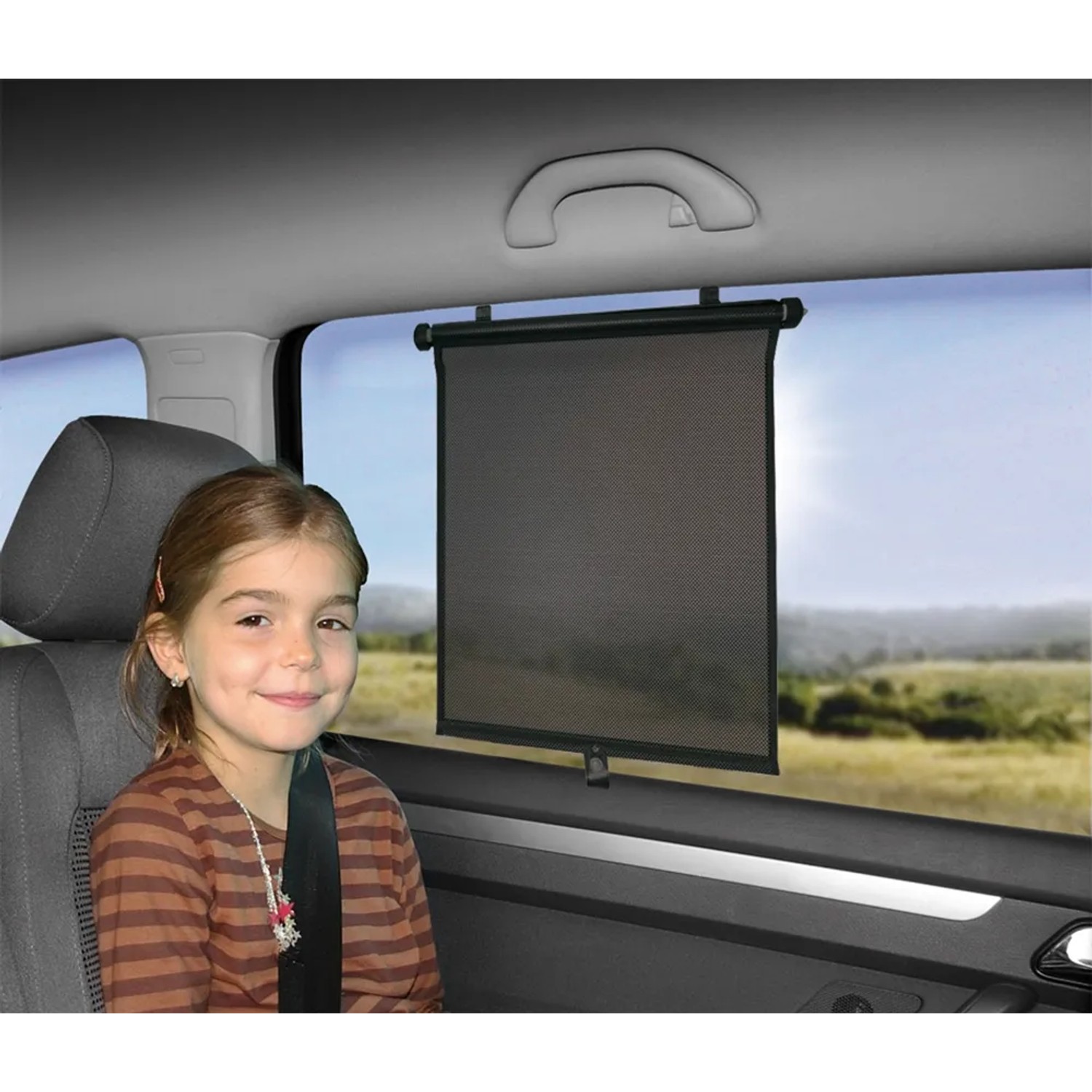 OkCars Sonnenschutzrollo, schwarz, am Seitenfenster eines Autos mit Kind.