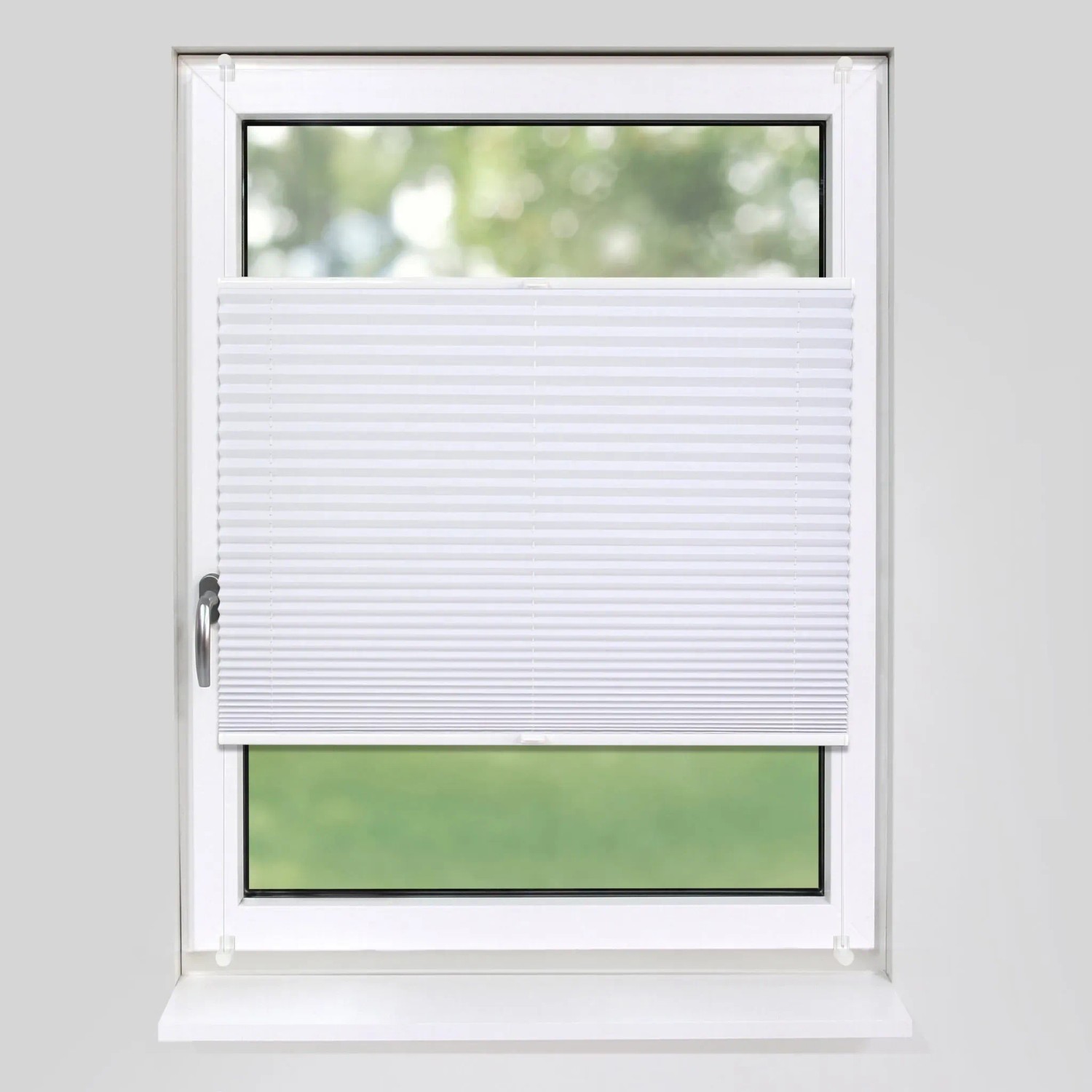 Weißes Deco-Raum Plissee Basic 60x150 cm am Fenster, blickdicht und ohne Bohren montiert.