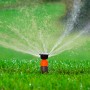 Gardena Turbinen-Versenkregner T 100 in Aktion: Bewässerung einer grünen Rasenfläche mit Sprinkler-System.