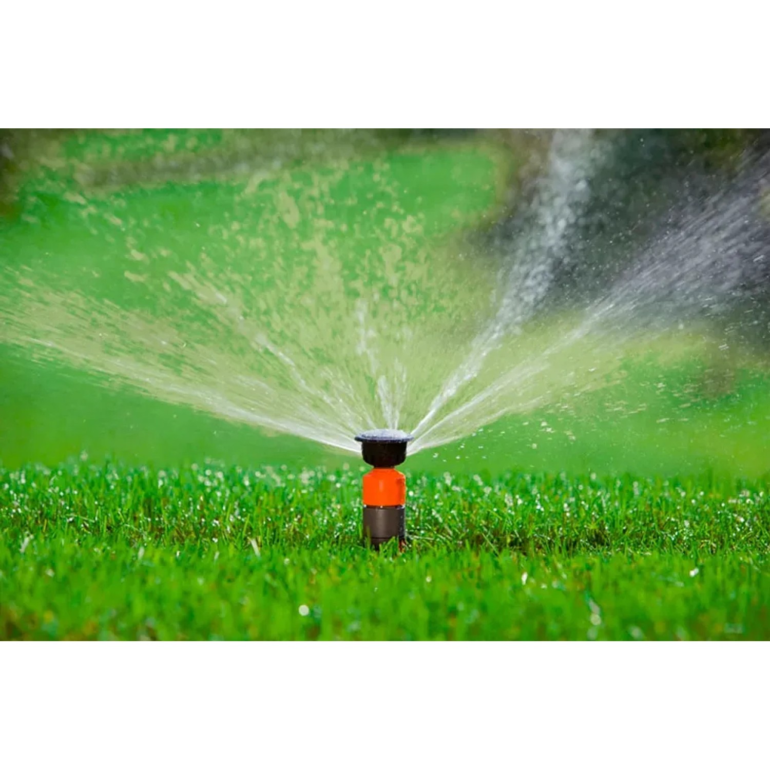 Gardena Turbinen-Versenkregner T 100 in Aktion: Bewässerung einer grünen Rasenfläche mit Sprinkler-System.