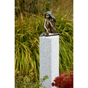 Verträumte Rottenecker Bronze-Skulptur Demi als Gartendeko auf Steinsäule.