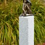 Verträumte Rottenecker Bronze-Skulptur Demi als Gartendeko auf Steinsäule.