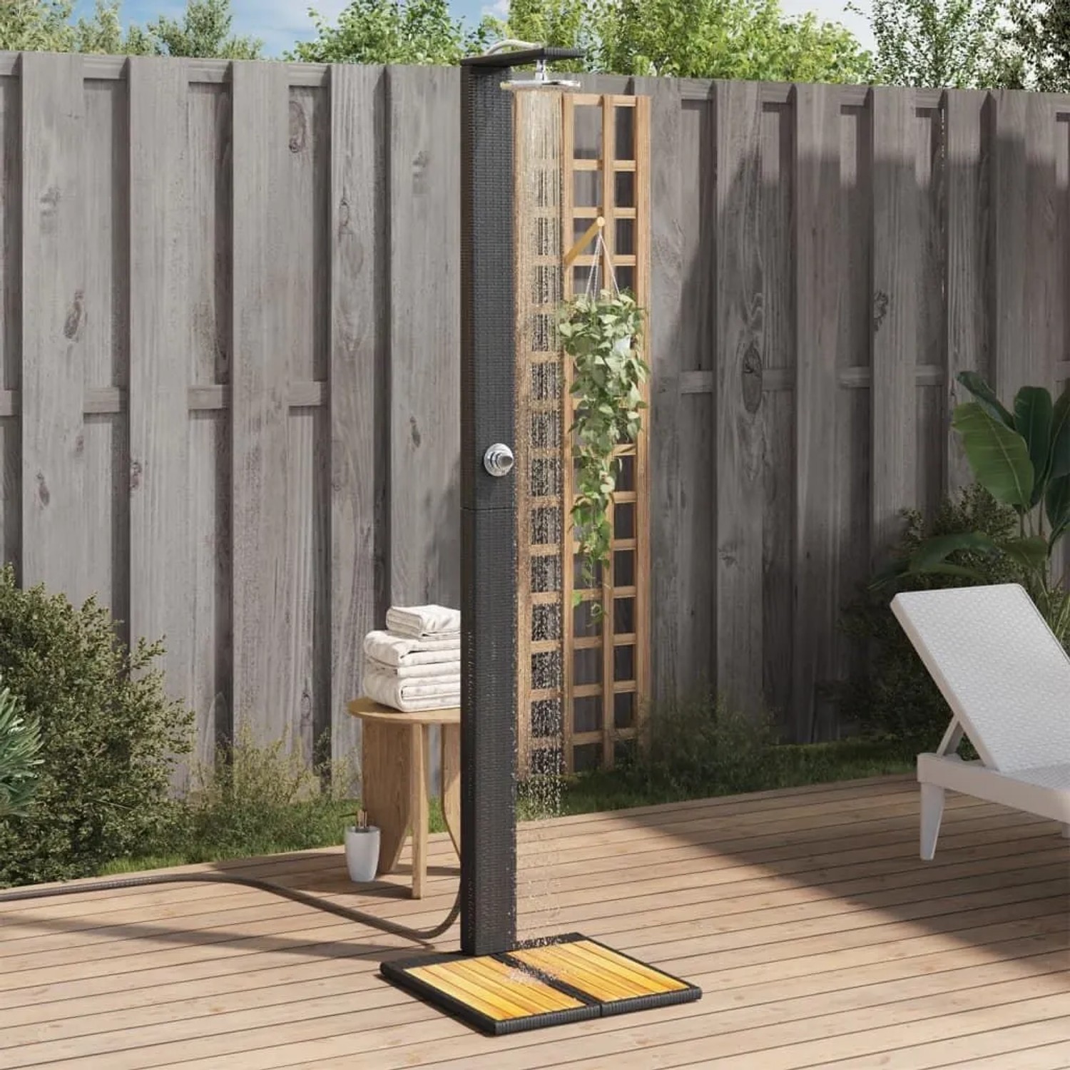 Schwarze vidaXL Gartendusche aus Rattan und Akazienholz, 224cm hoch.