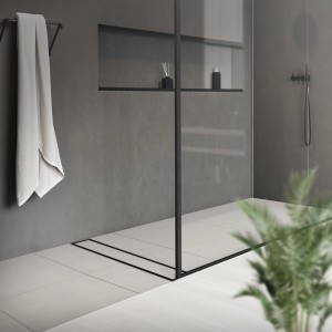 Schwarze LuxeBath Duschrinne, 80 cm, 2in1 befliesbar, extra flach, aus Edelstahl im modernen Bad.