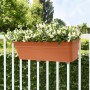 Anthrazitfarbener Florus Pflanzkasten Mediterran 60 cm mit weißen Blumen auf einem Balkongeländer.
