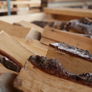 Gestapeltes, kammergetrocknetes Birkenbrennholz (25cm) von holz4home, ideal für Kamin und Ofen.