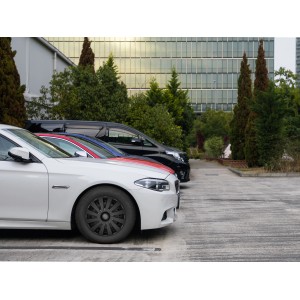 Schwarze 16-Zoll-Radzierblende am weißen Auto, Außenausstattung.