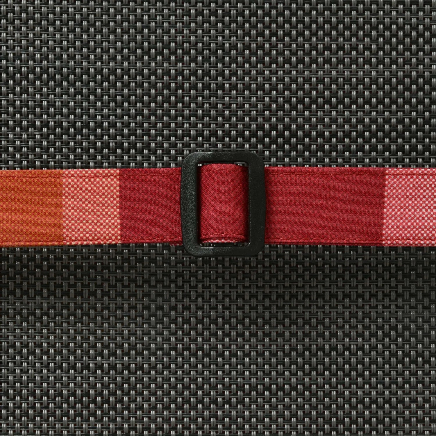 Detailaufnahme: Rot karierte Beautissu Niederlehner Auflage (100x50x6cm) mit Befestigung.