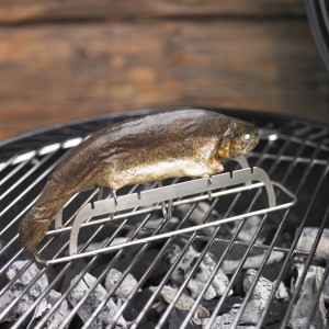 Rösle Fischhalter aus Edelstahl mit Forelle auf Grillkohle, Grillutensil für Fisch.