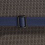 Dunkelblaue Hochlehner Gartenstuhlauflage, Befestigungsgurt mit schwarzer Schnalle auf geflochtenem Muster.