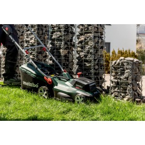 metabo Akku-Rasenmäher RM 36-18 LTX BL 36 beim Rasen mähen.