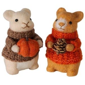 Zwei Boltze Deko-Mäuse, 14 cm, in Strickpullovern. Eine cremefarbene Maus mit Kürbis, eine orangefarbene mit Tannenzapfen.