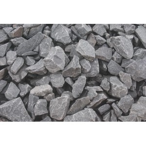Nahaufnahme von schwarzem Basaltbruch 25-50 mm, ideal für Garten- und Landschaftsbau.