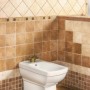 Kerra Nostalgie Standbidet Kleopatra 12, weiß glänzend, aus Sanitärkeramik, mit goldfarbenem Wasserhahn im Bad.