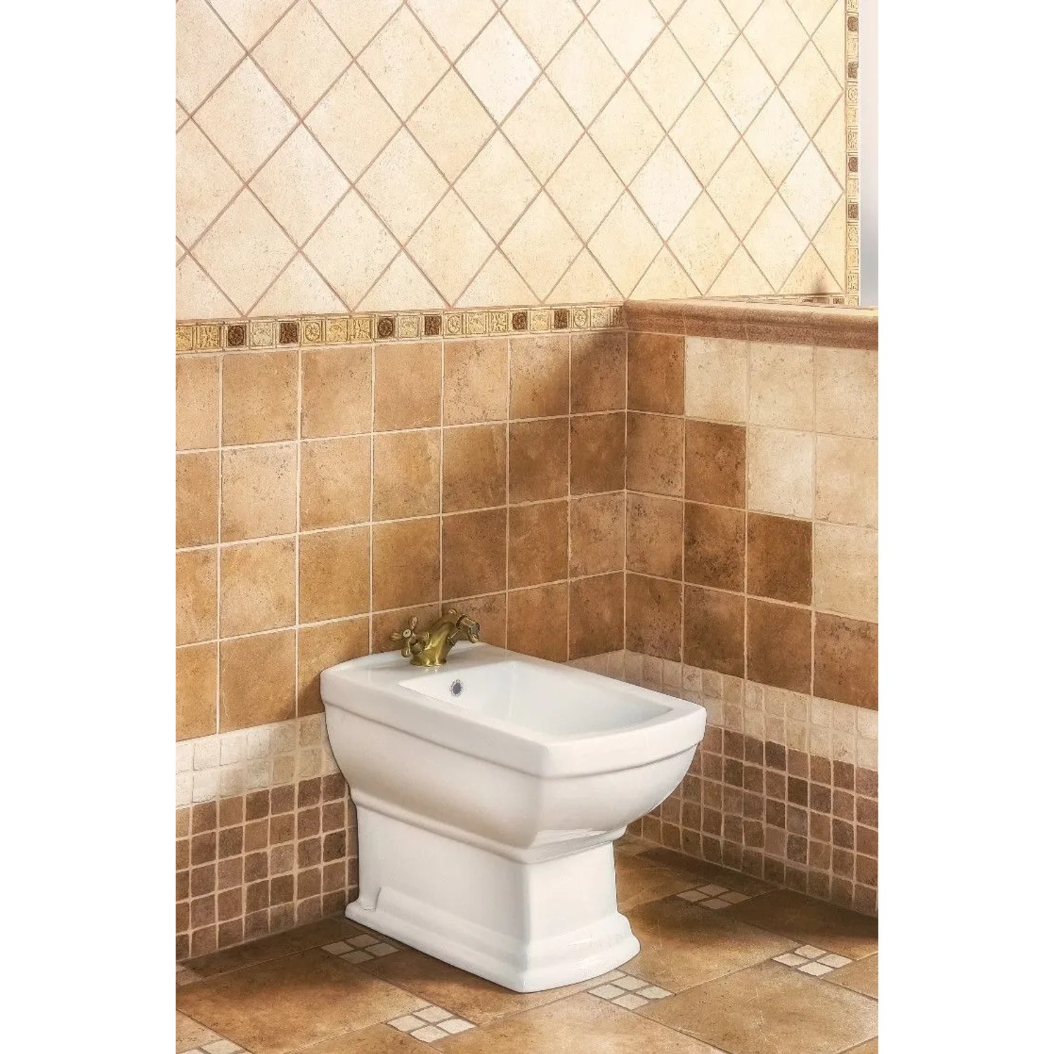Kerra Nostalgie Standbidet Kleopatra 12, weiß glänzend, aus Sanitärkeramik, mit goldfarbenem Wasserhahn im Bad.