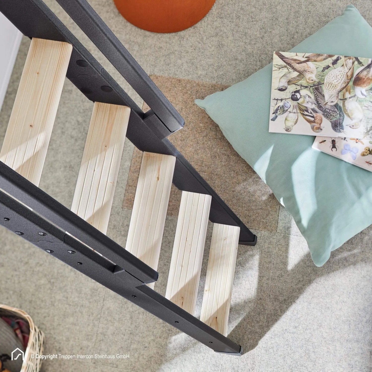 Dunkelgraue Intercon Vario Raumspartreppe mit hellen Fichtenholzstufen. Moderne Innentreppe für platzsparende Lösungen.