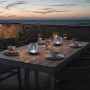 Dimmbare LED Akku Tischleuchte mit RGB Funktion, 2700K, IP44, auf gedecktem Tisch im Freien.