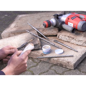 kwb SDS Bohrer- und Meißelfett 75g Dose mit Bohrern, Meißeln und Bohrmaschine.