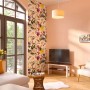 Wohnraum mit Wandfarbe Jesper Sandbeige von CREATE! by OBI, Blumenmuster-Tapete und TV.