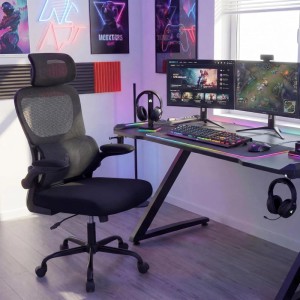 Ergonomischer, schwarzer Costway Bürostuhl mit verstellbarer Kopfstütze vor Gaming-Setup.
