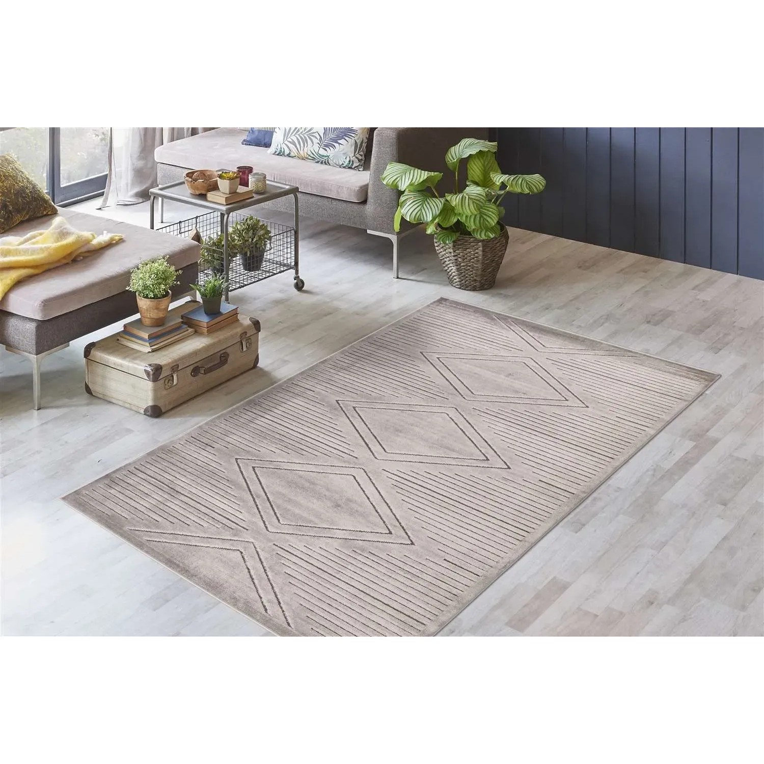 Grauer Kurzflor Teppich 160x230 cm mit modernem Uni-Design und Rautenmuster im Wohnzimmer.