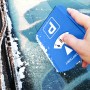 Hand kratzt mit blauer Parkscheibe und integriertem Eiskratzer Eis von vereister Autoscheibe. Praktischer Frostschutz.