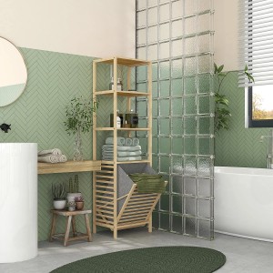 HOMCOM Badregal aus Bambus mit 3 Ebenen und Wäschekorb im Badezimmer.