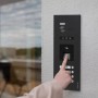 Fingerabdruck-Scan an Balter EVO Video-Türsprechanlage in Schwarz/Weiß für schlüssellosen Zugang.
