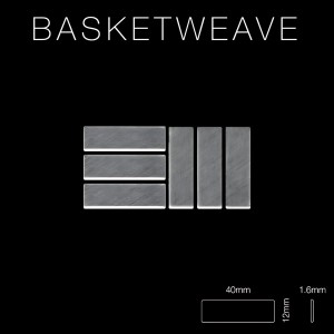 Detailaufnahme der grauen ALLOY Mosaikfliese Massiv Metall Edelstahl Marine Gebürstet im Basketweave-Design.