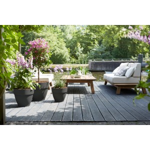 Anthrazitfarbene Elho Blumentöpfe Vibia Campana (Ø 35 cm) mit Pflanzen auf einer Terrasse.