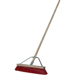 LUX Straßenbesen Professional Elaston, 45 cm breit, mit Holzstiel und roten Borsten.