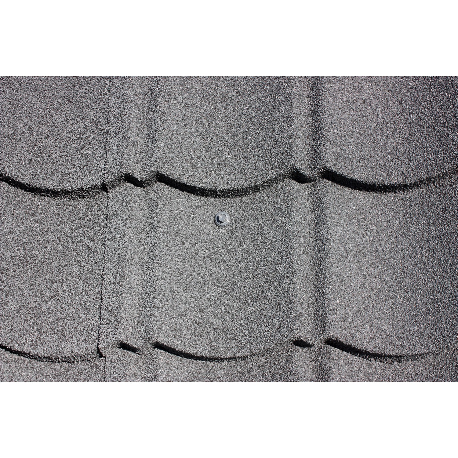 Nahaufnahme: Easypan Firstendstück in Schieferoptik, 200x120 mm, zur Dachblech-Montage.