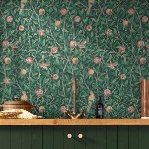 Grüne Vliestapete mit Vogel- und Granatapfelmuster von William Morris at Home.