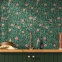 Grüne Vliestapete mit Vogel- und Granatapfelmuster von William Morris at Home.