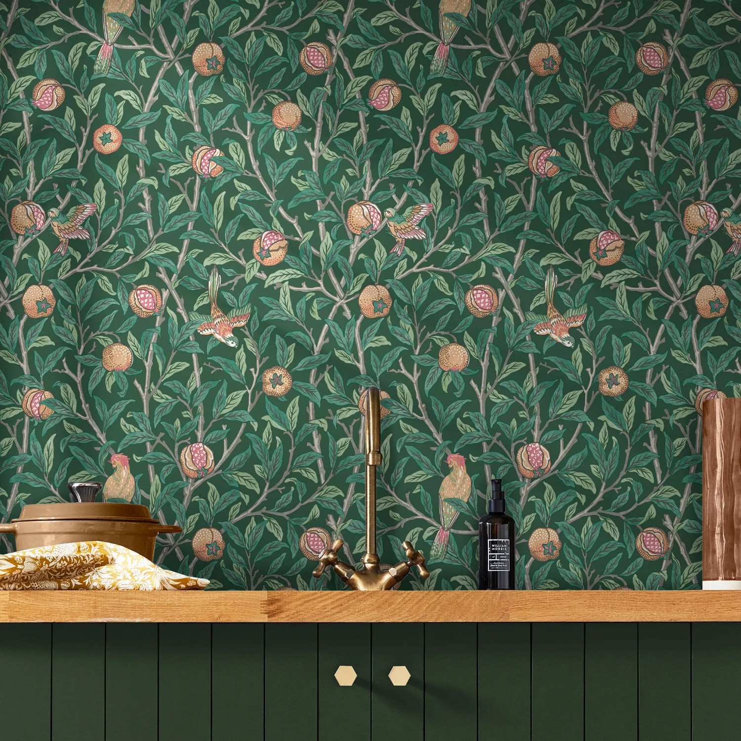 Grüne Vliestapete mit Vogel- und Granatapfelmuster von William Morris at Home.
