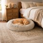 Hellgraues, rundes Plüsch-Hundebett mit schlafendem Golden Retriever im Schlafzimmer. Rutschfest, waschbar.