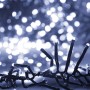 Nahaufnahme einer vidaXL LED-Lichterkette mit 3000 kaltweißen LEDs auf dunklem Kabel. Helle Außen-Dekoration.