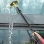 Kärcher Strahlrohrverlängerung im Einsatz beim Fensterputzen, für mehr Reichweite.