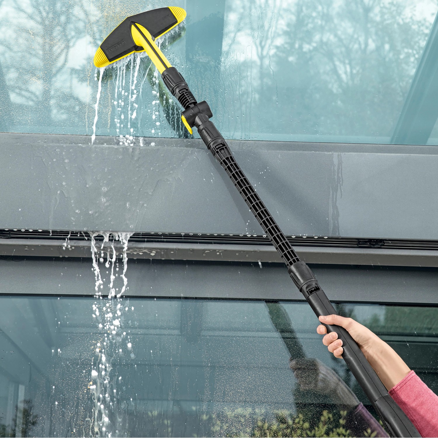 Kärcher Strahlrohrverlängerung im Einsatz beim Fensterputzen, für mehr Reichweite.